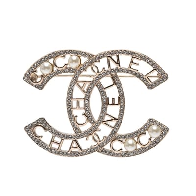 CHANEL 經典品牌LOGO簍空水鑽/珍珠鑲飾胸針(金)